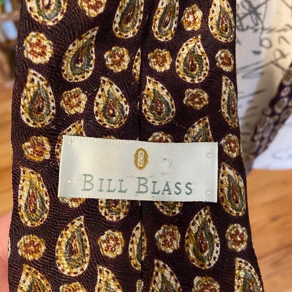 2/20, 3/25, 4/30 Vintage Silk Tie Bill Blass - Picture 2 of 3